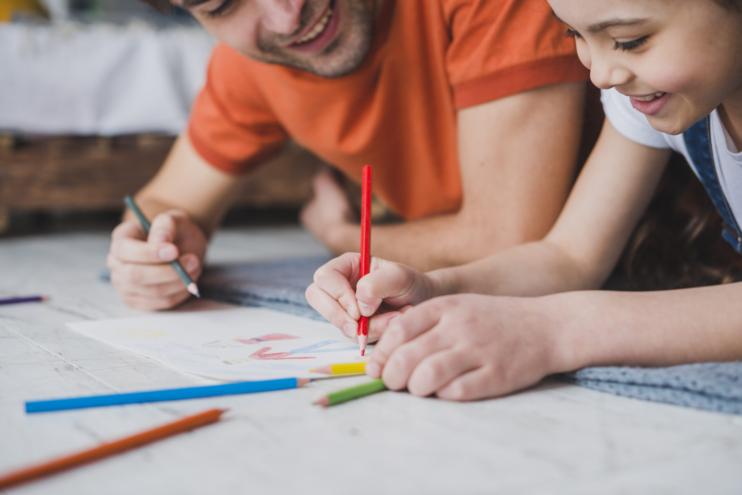 padre-pintando-hija-dia-padre (1)